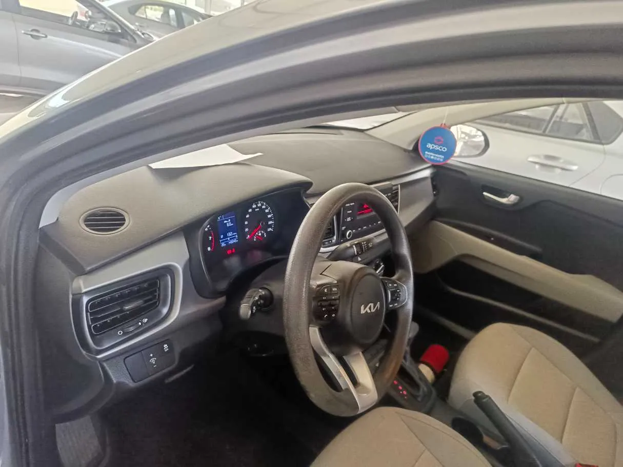 Car image 12