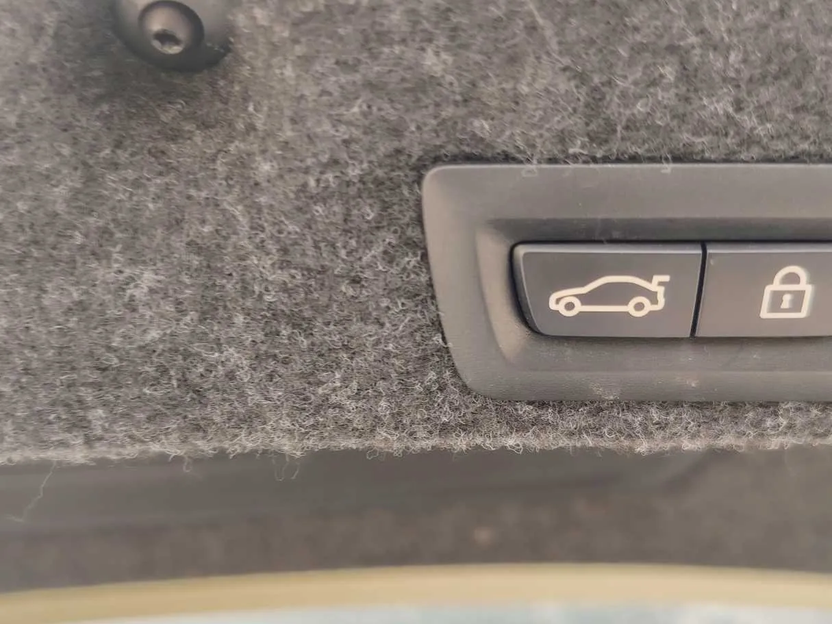 Car image 32