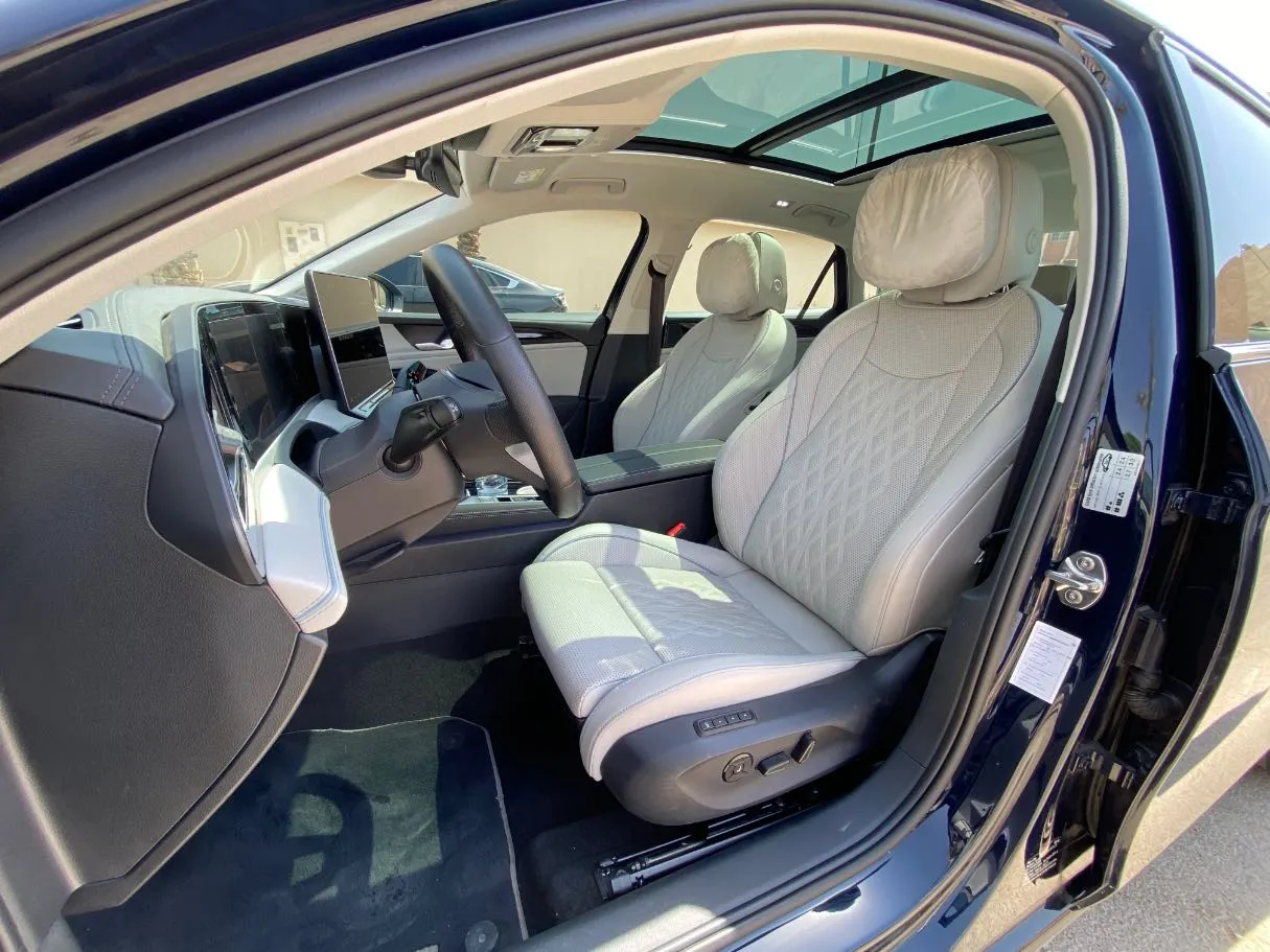Car image 11