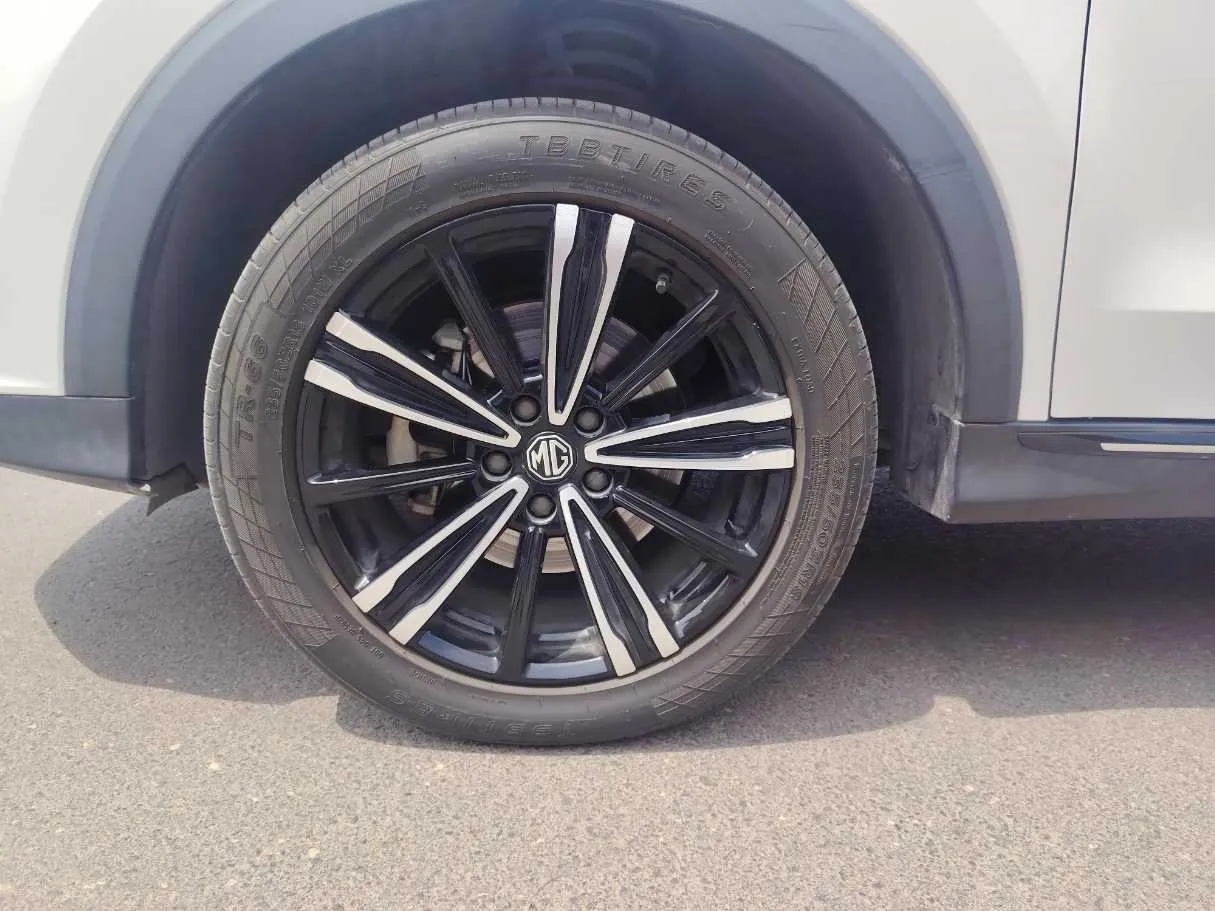 Car image 10