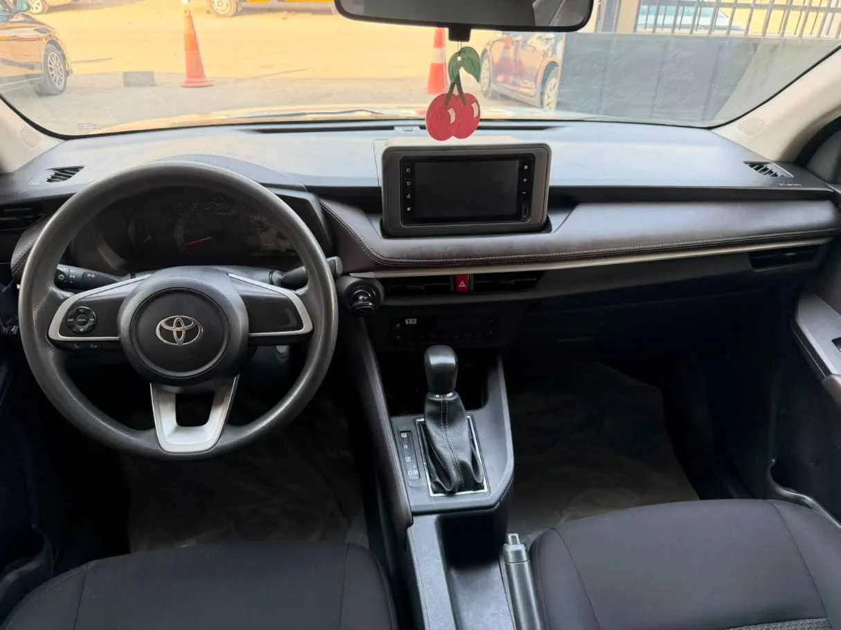 Car image 19