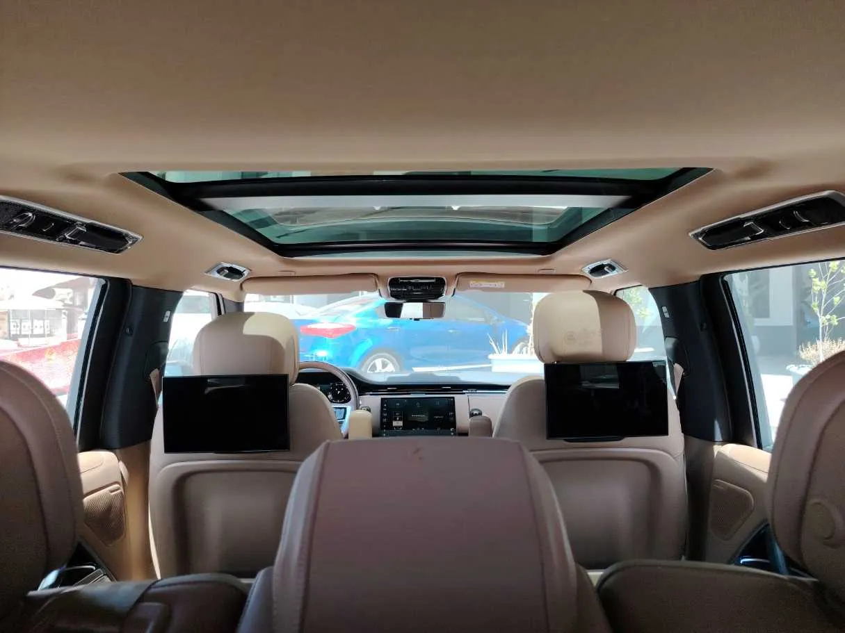 Car image 18