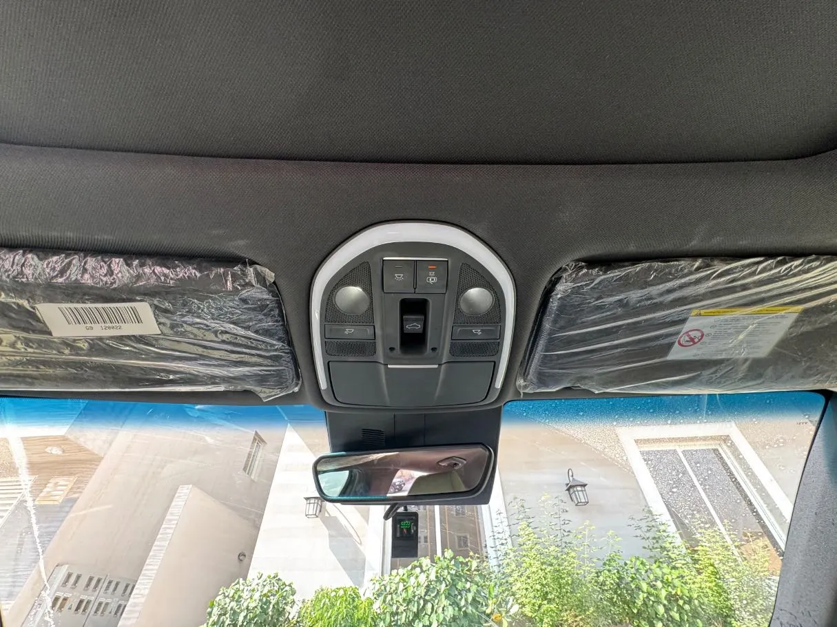 Car image 25