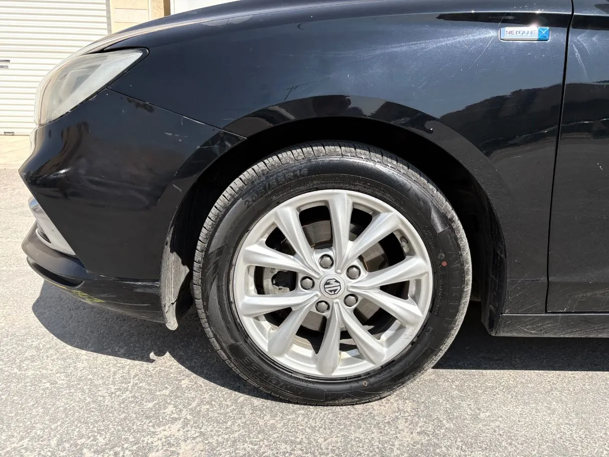 Car image 9