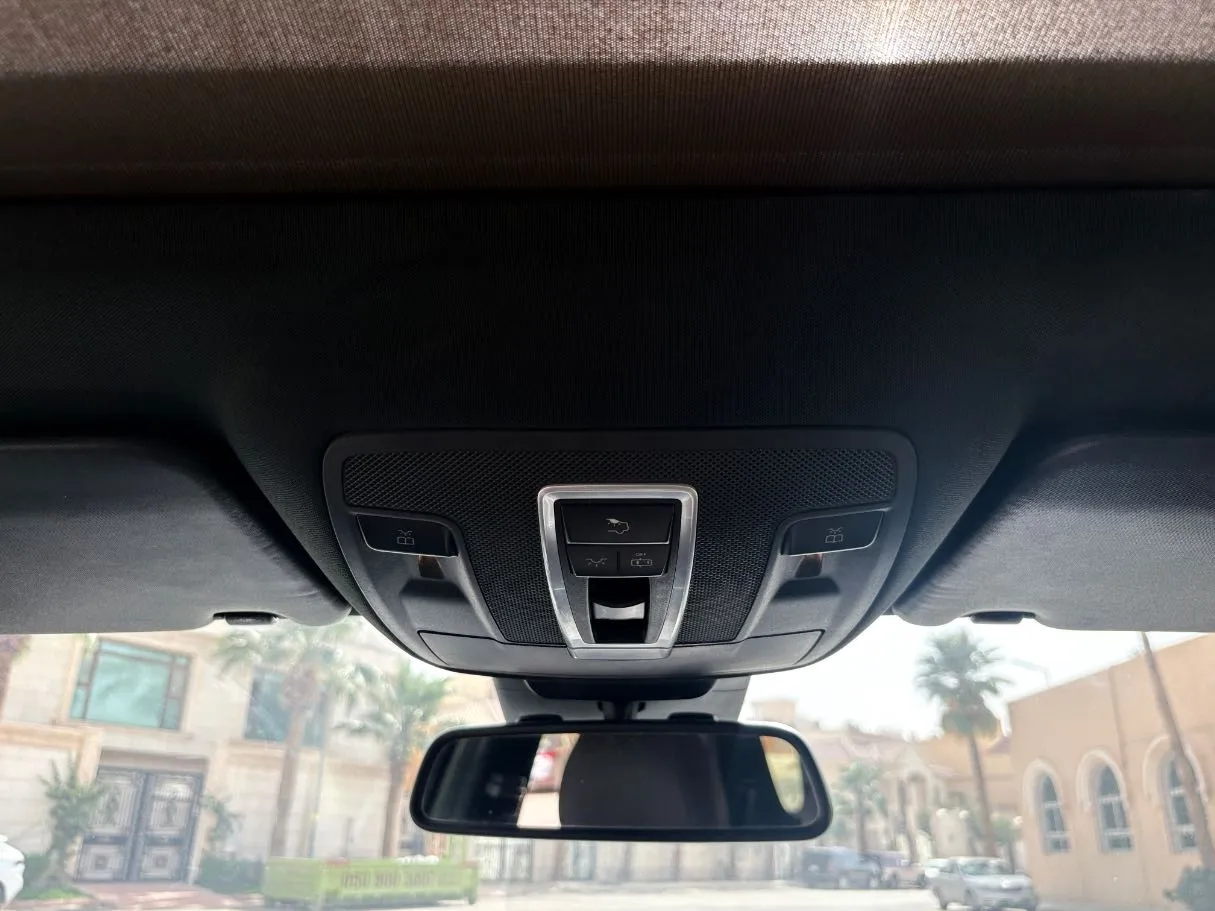 Car image 26