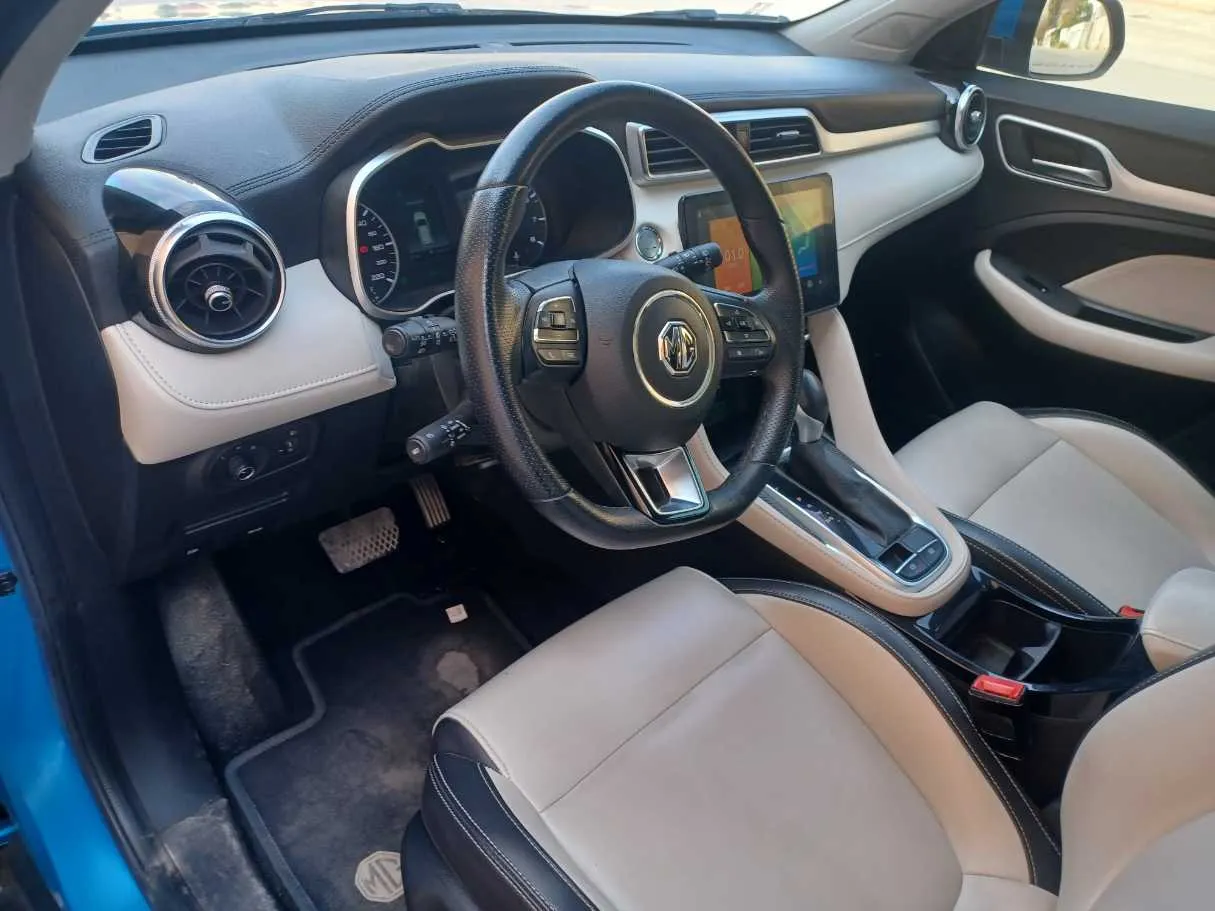 Car image 11