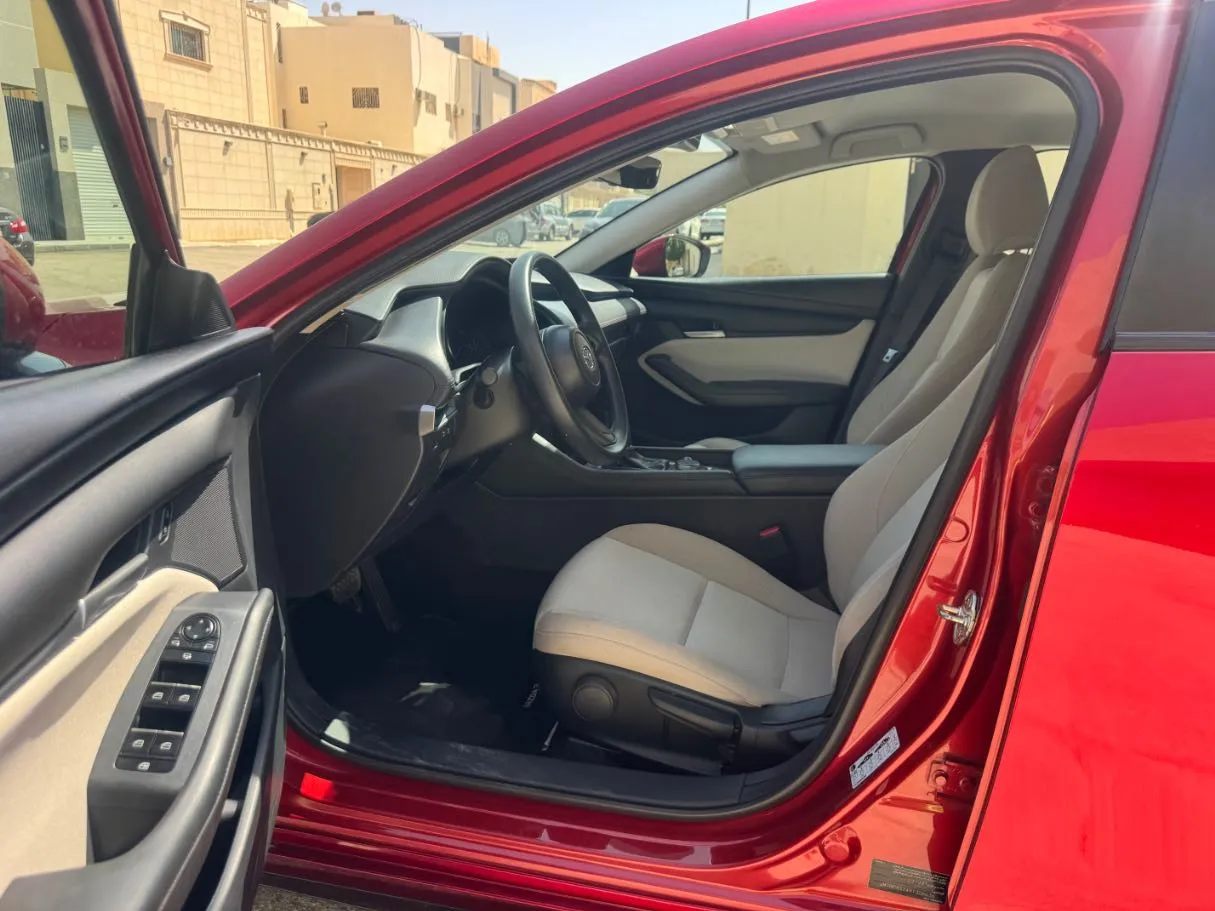 Car image 12