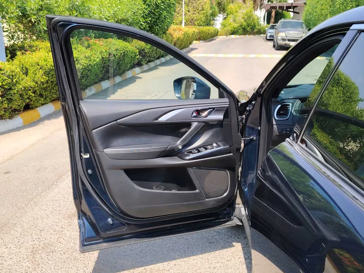 Car image 11