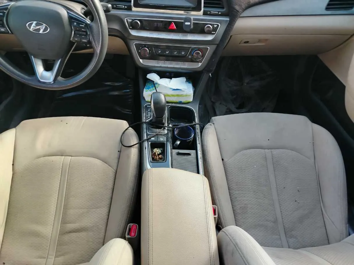 Car image 18