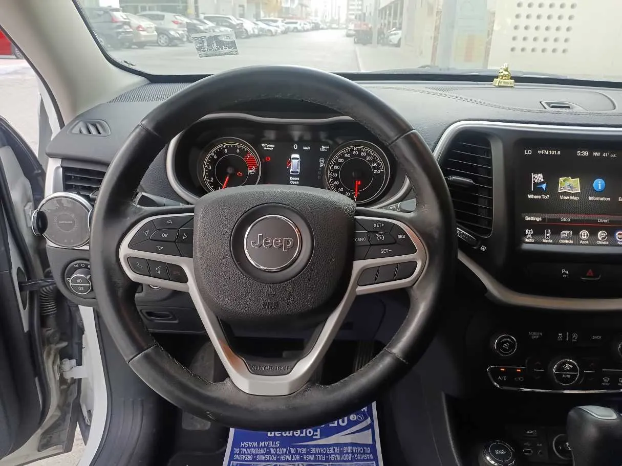 Car image 17
