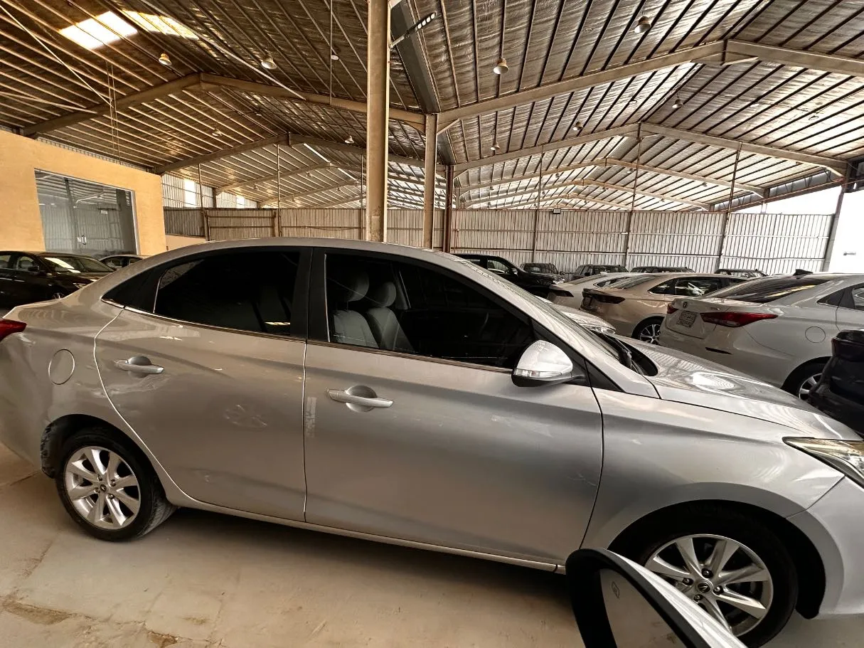 Car image 4