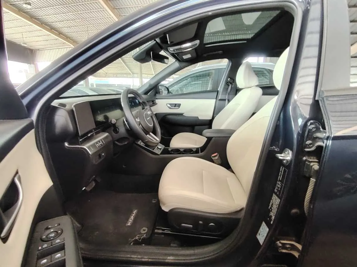 Car image 14
