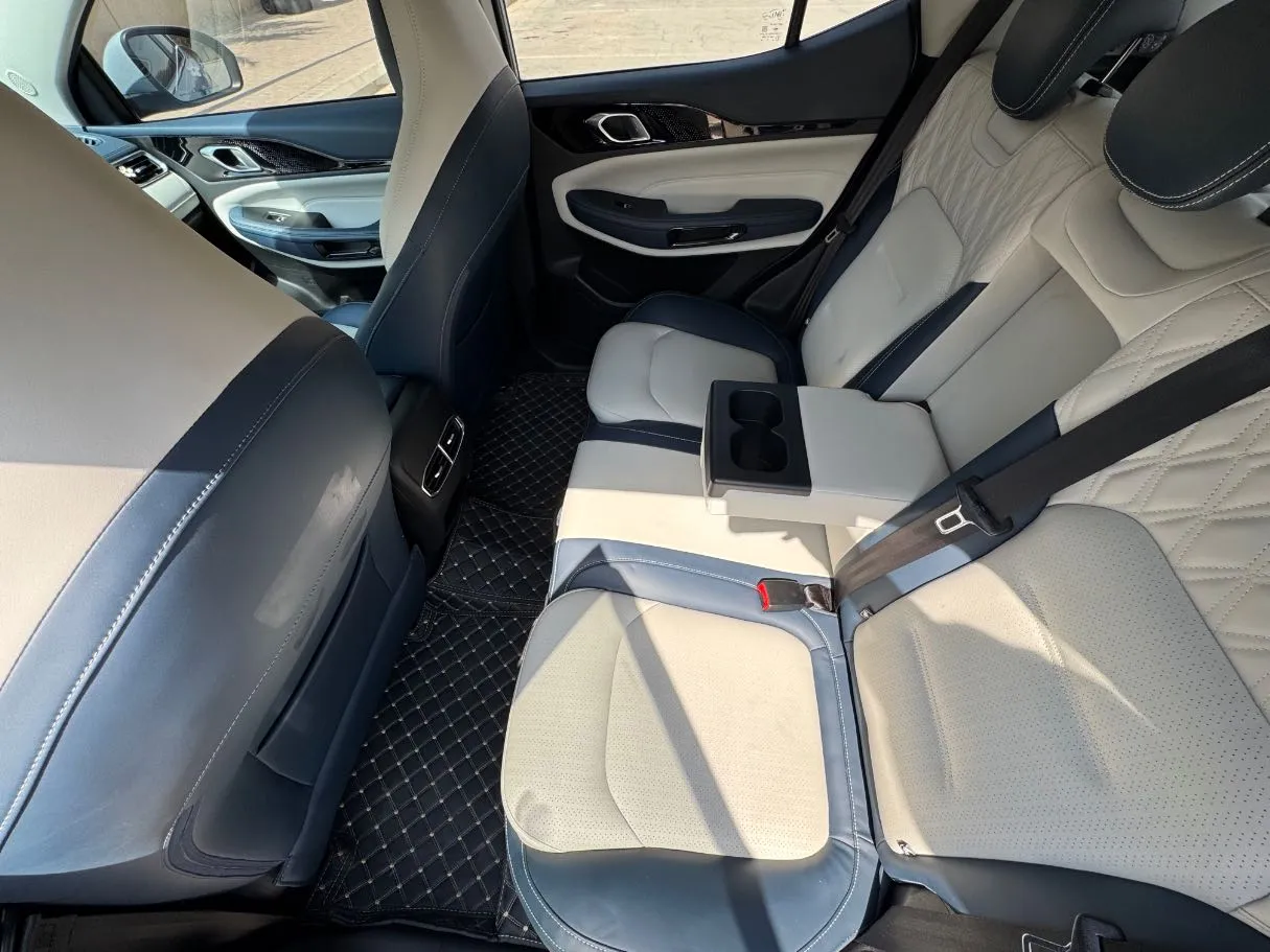 Car image 14