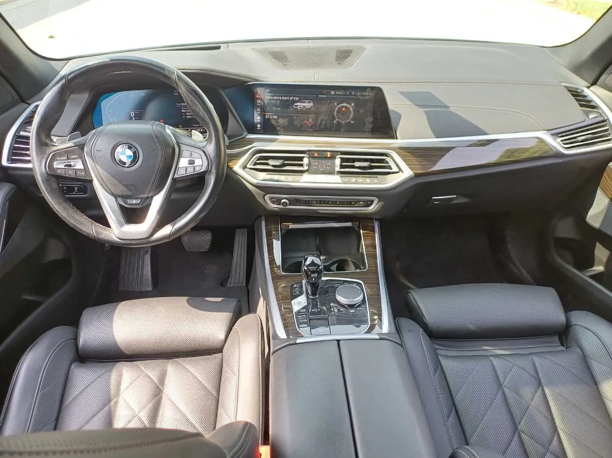 Car image 16
