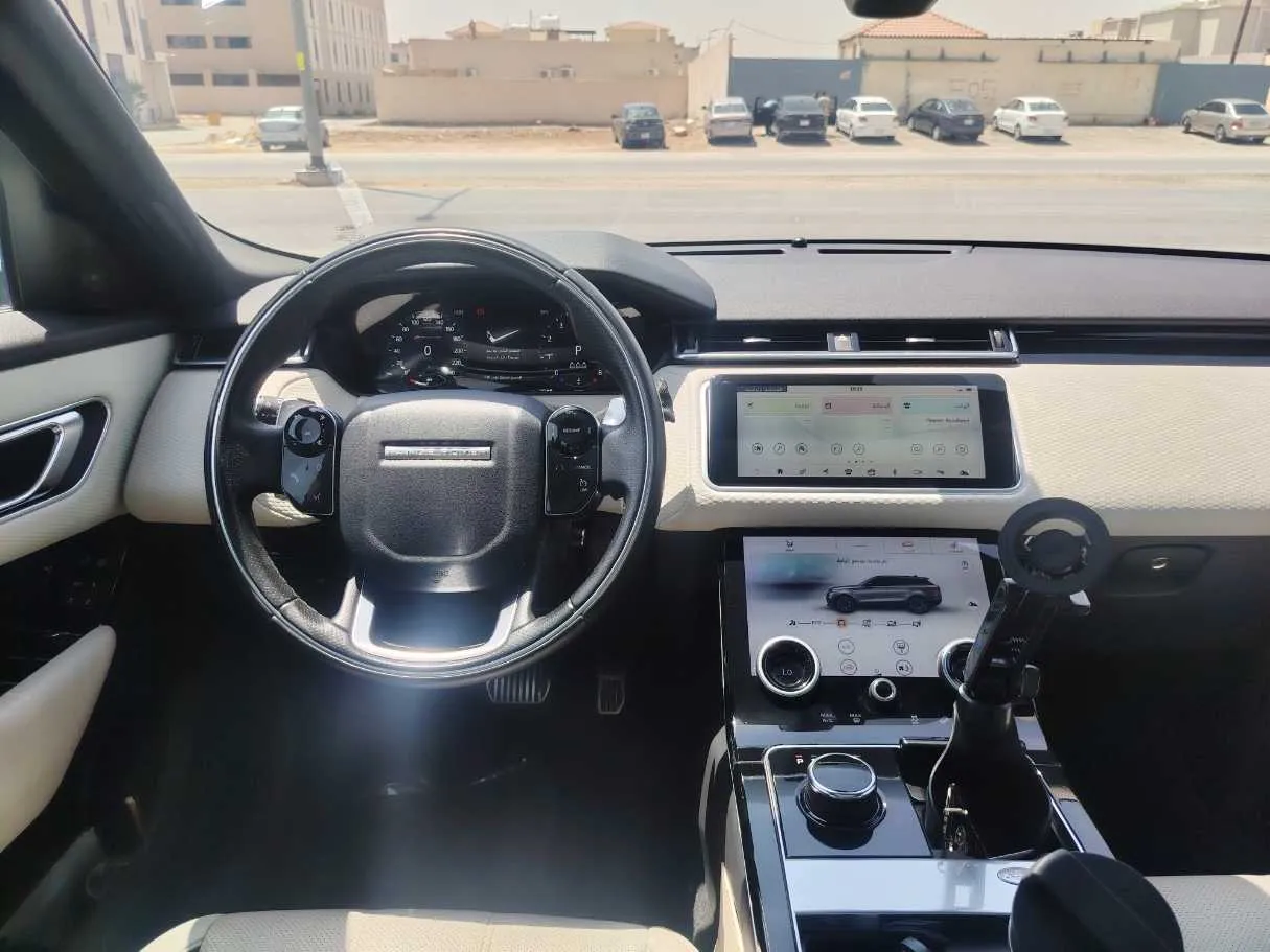 Car image 19
