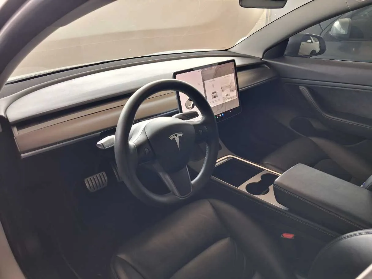 Car image 16