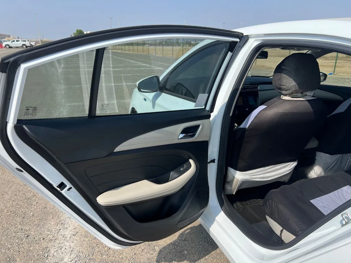 Car image 13