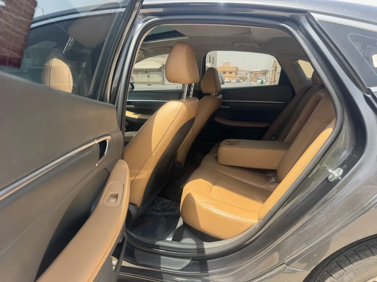 Car image 13