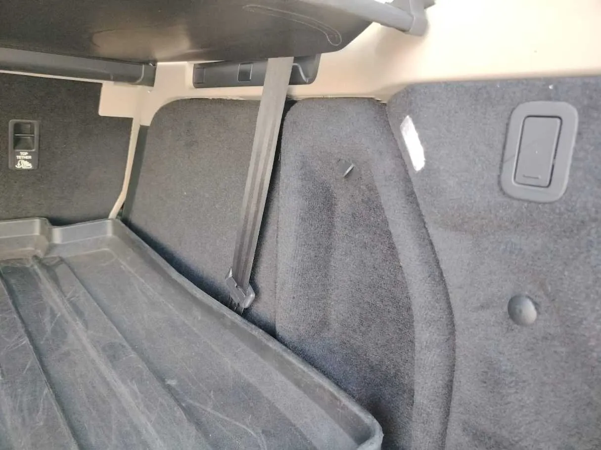 Car image 32