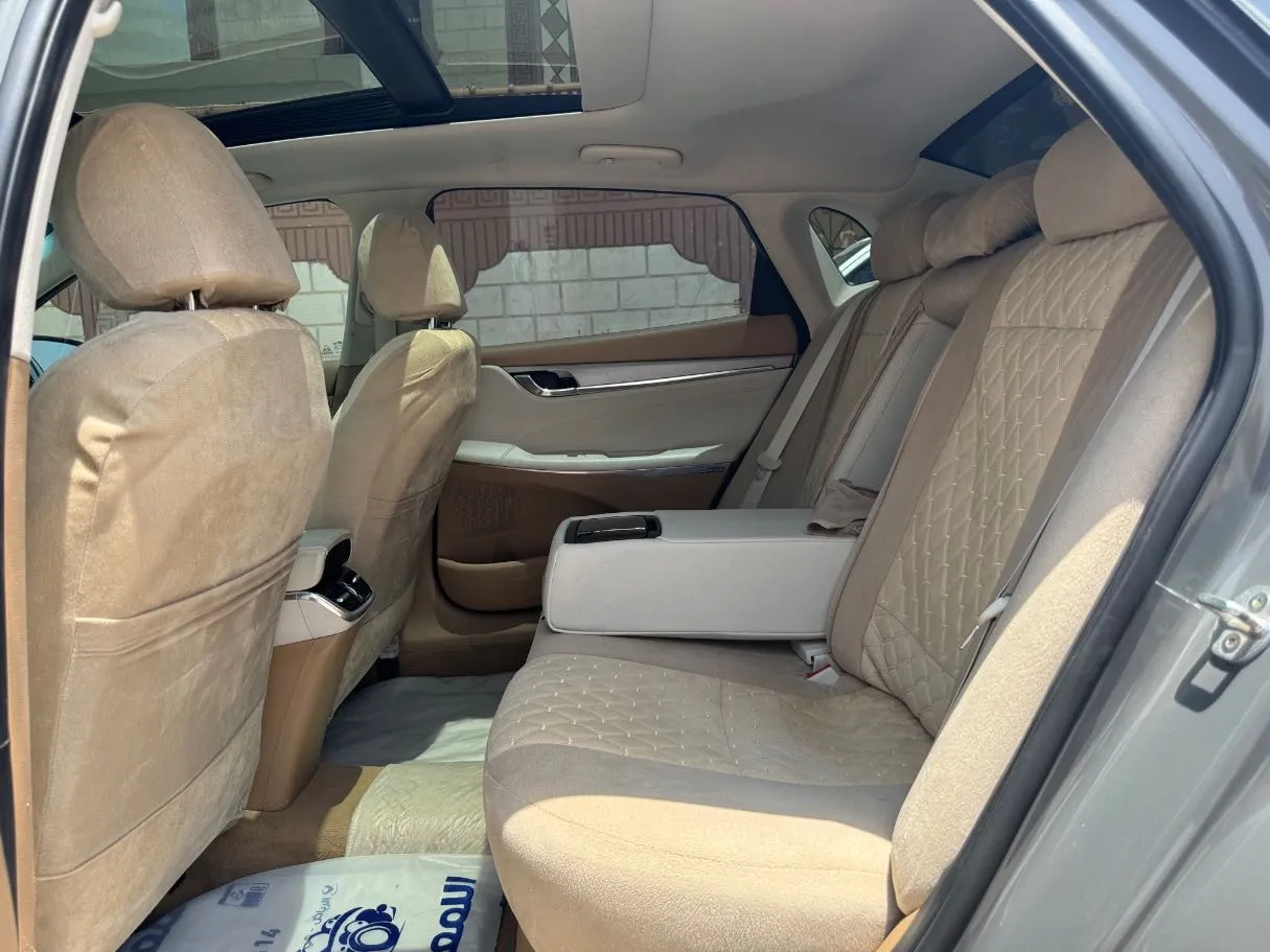 Car image 14
