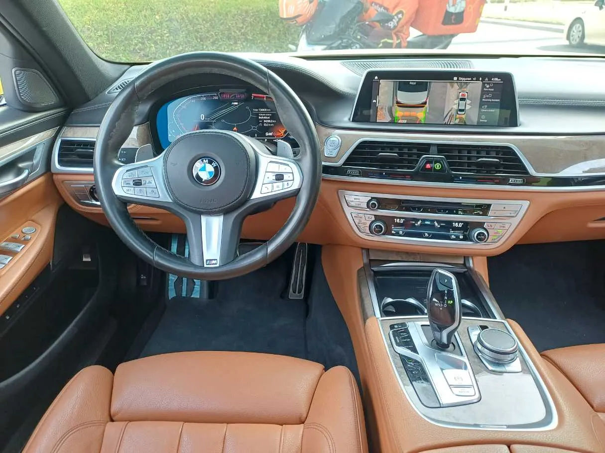 Car image 18