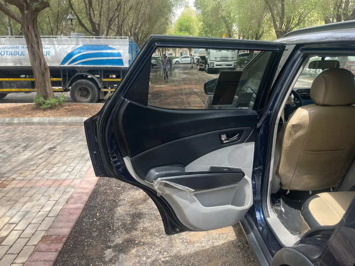Car image 14
