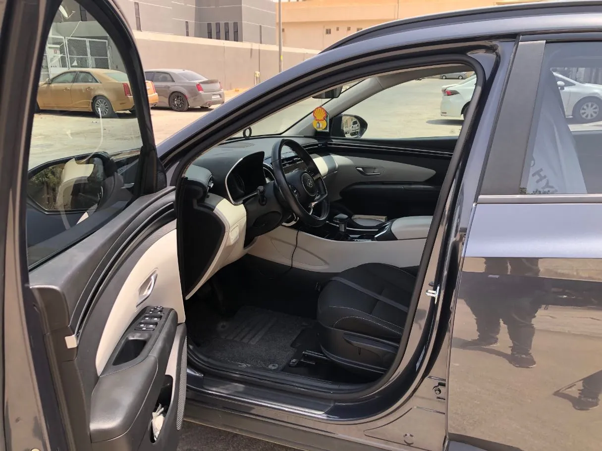 Car image 11
