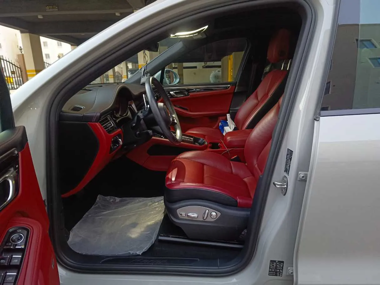 Car image 14