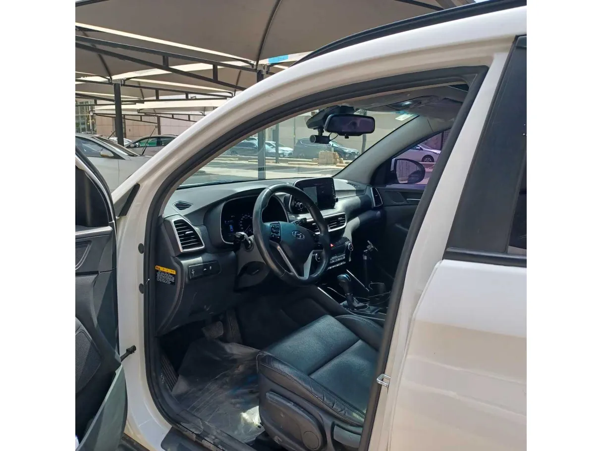 Car image 12