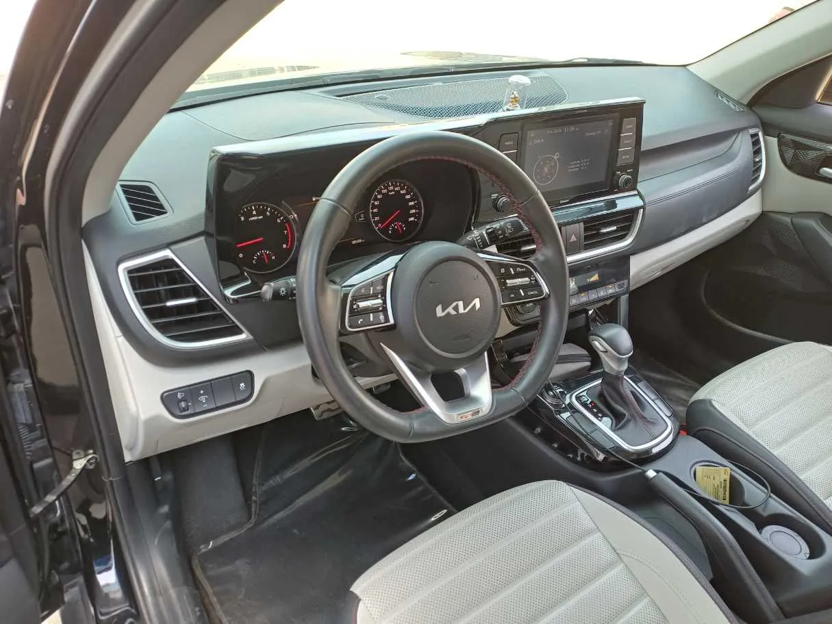 Car image 11