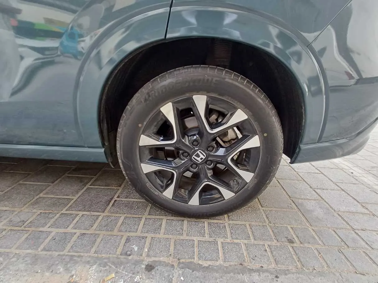 Car image 9