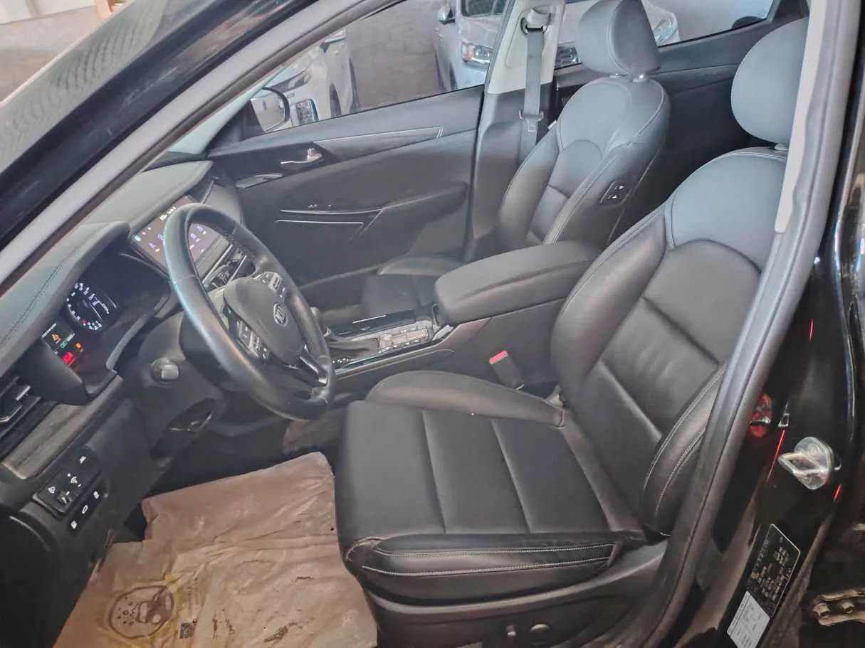 Car image 11