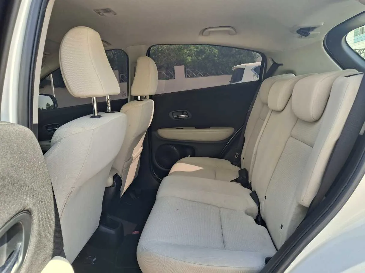 Car image 13