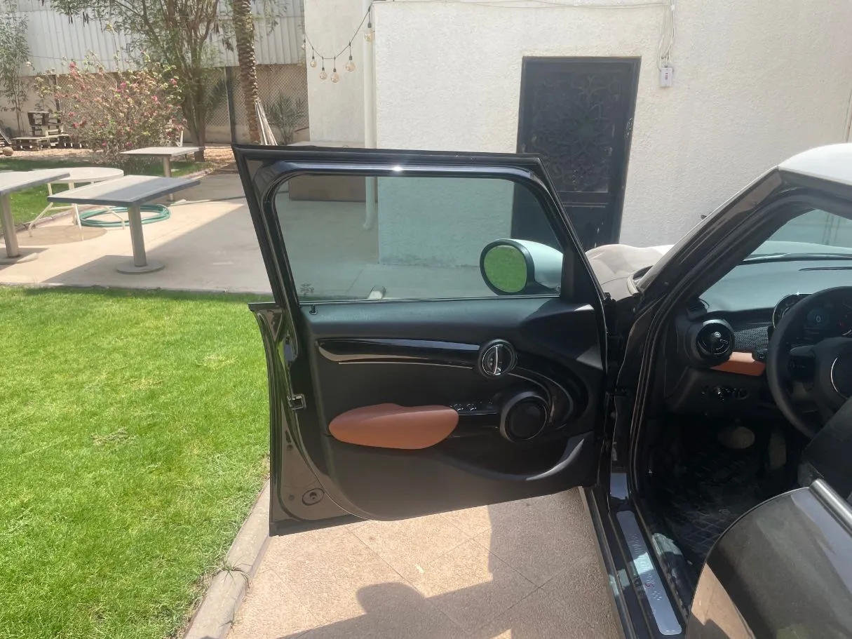 Car image 10