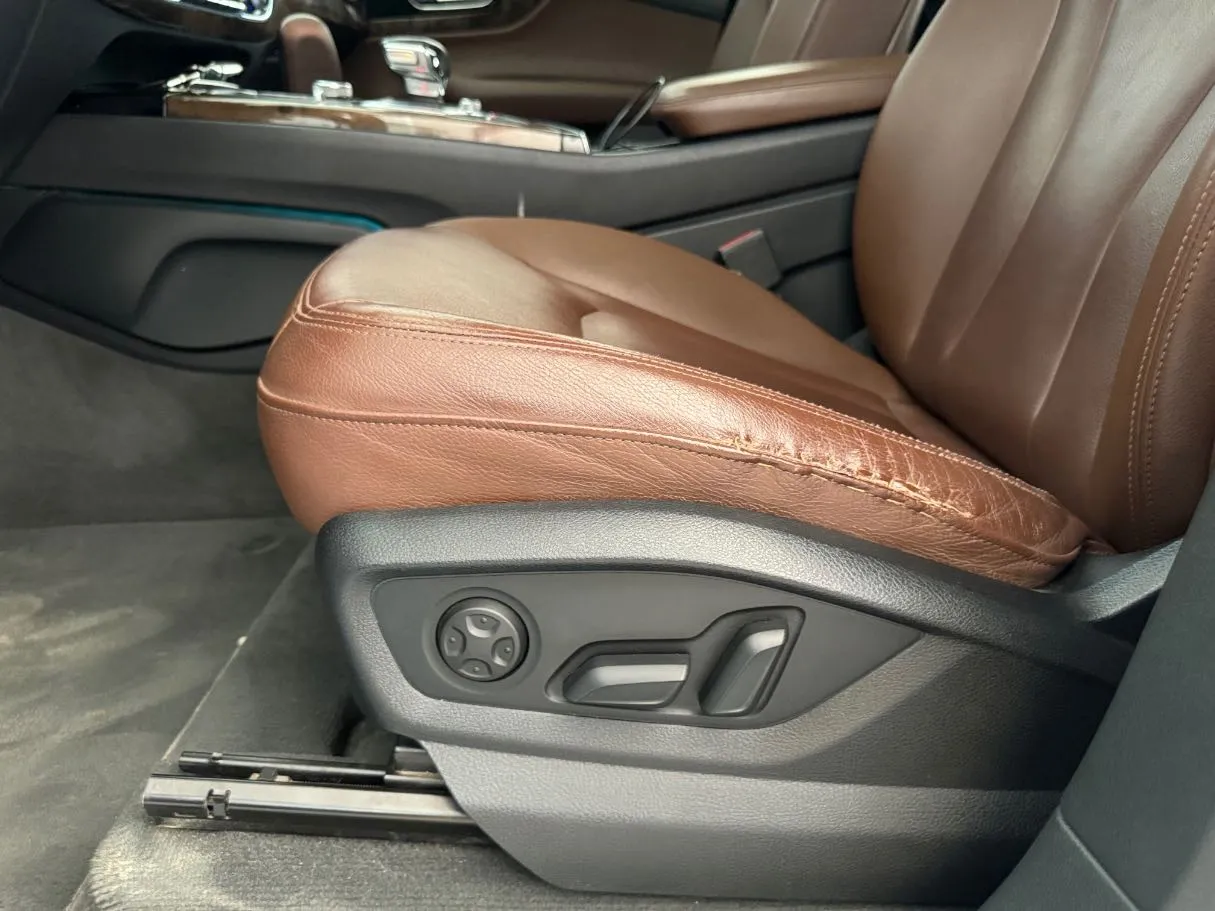 Car image 27