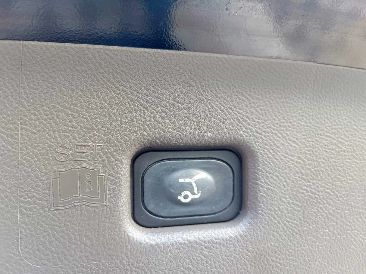 Car image 34