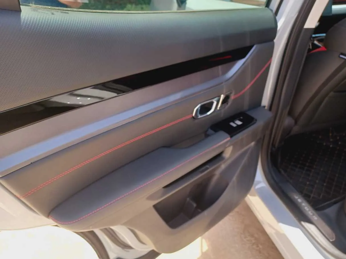 Car image 13