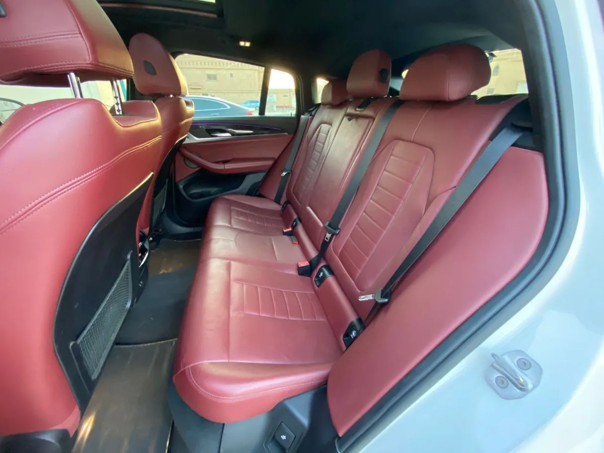 Car image 12