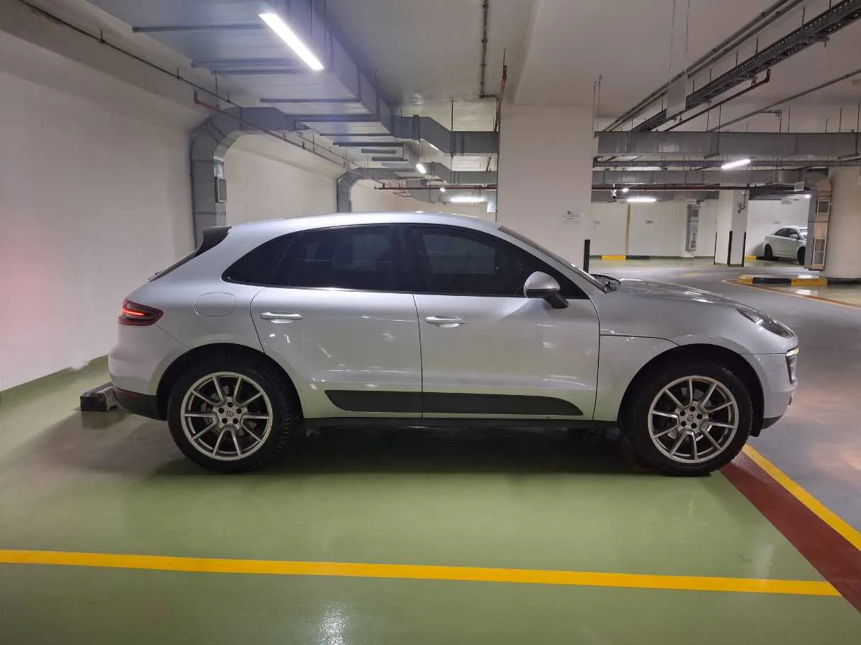 Car image 8
