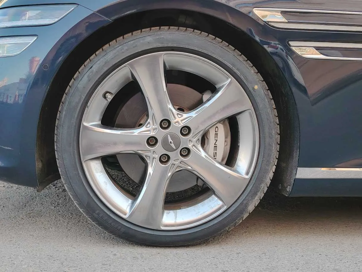 Car image 10