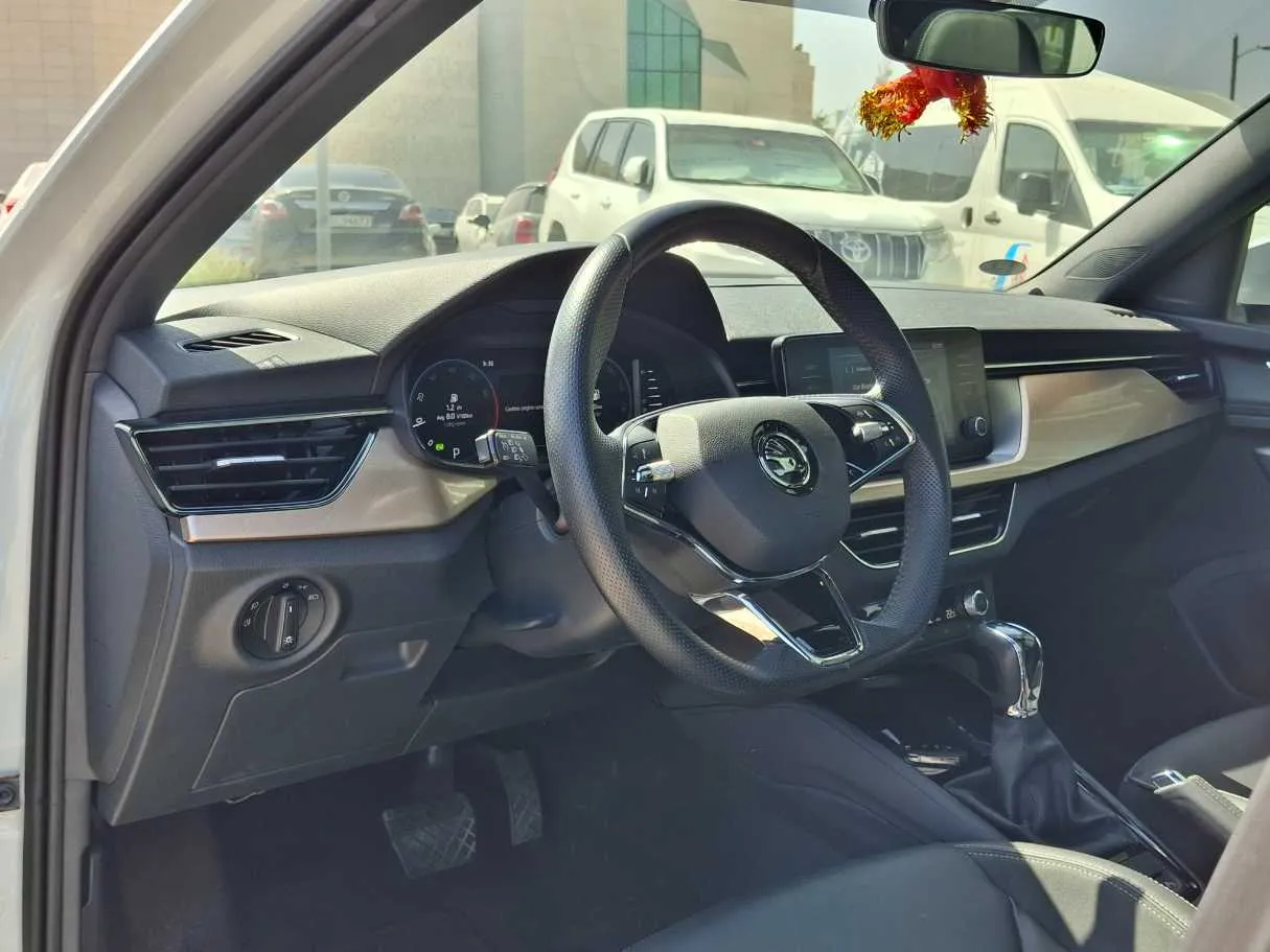 Car image 11