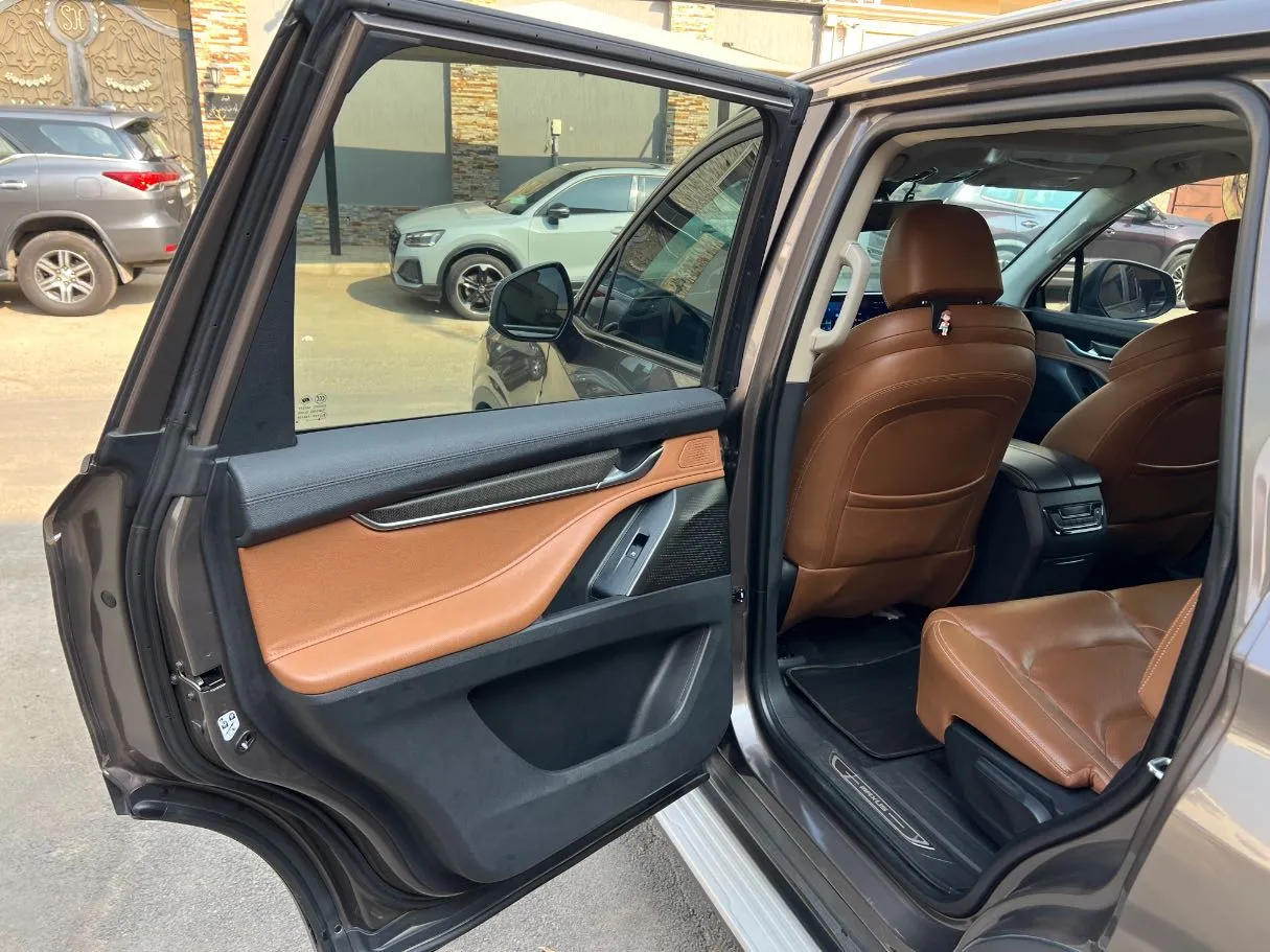Car image 13