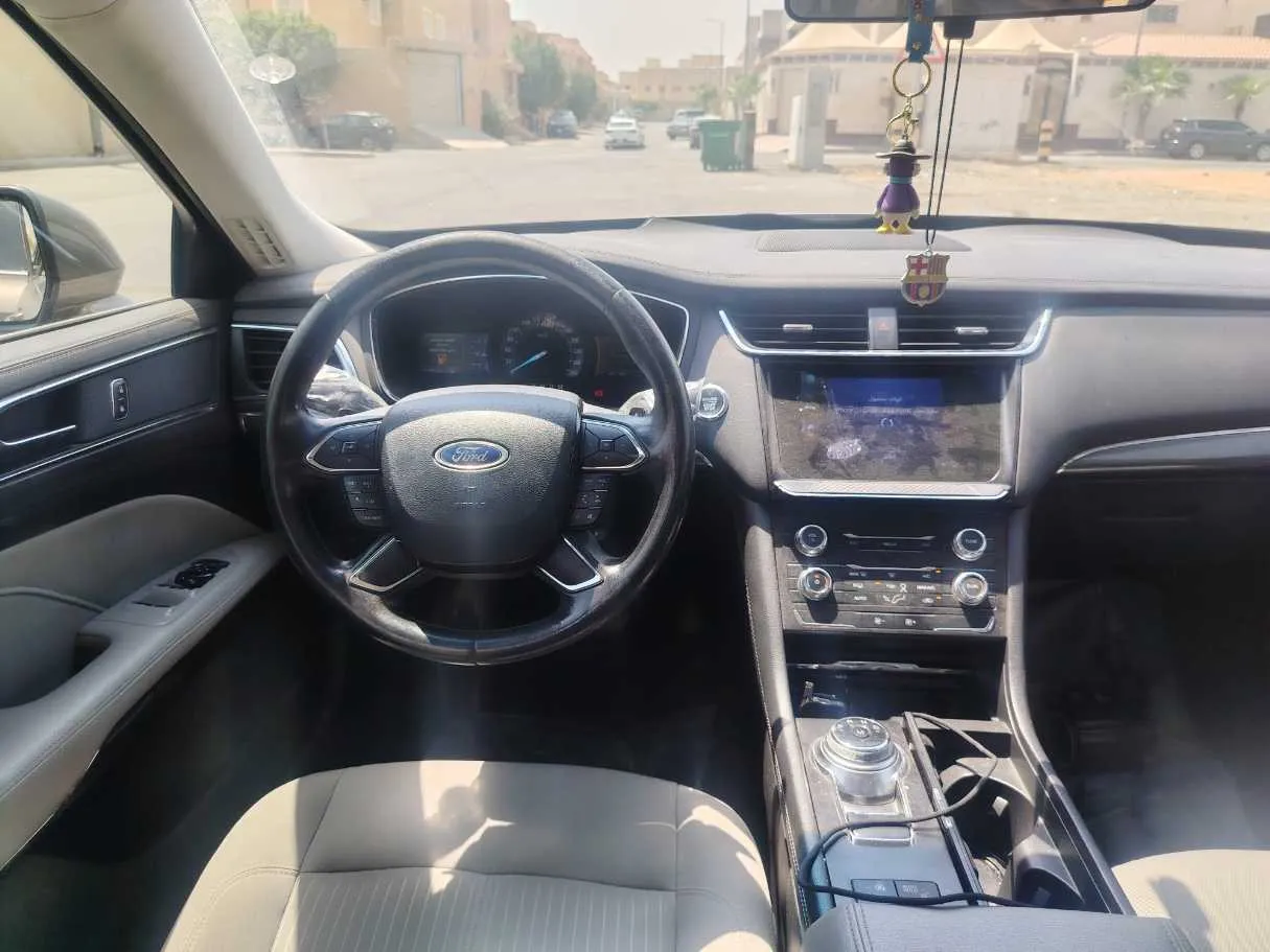 Car image 19
