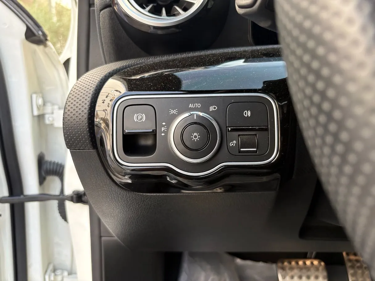 Car image 24