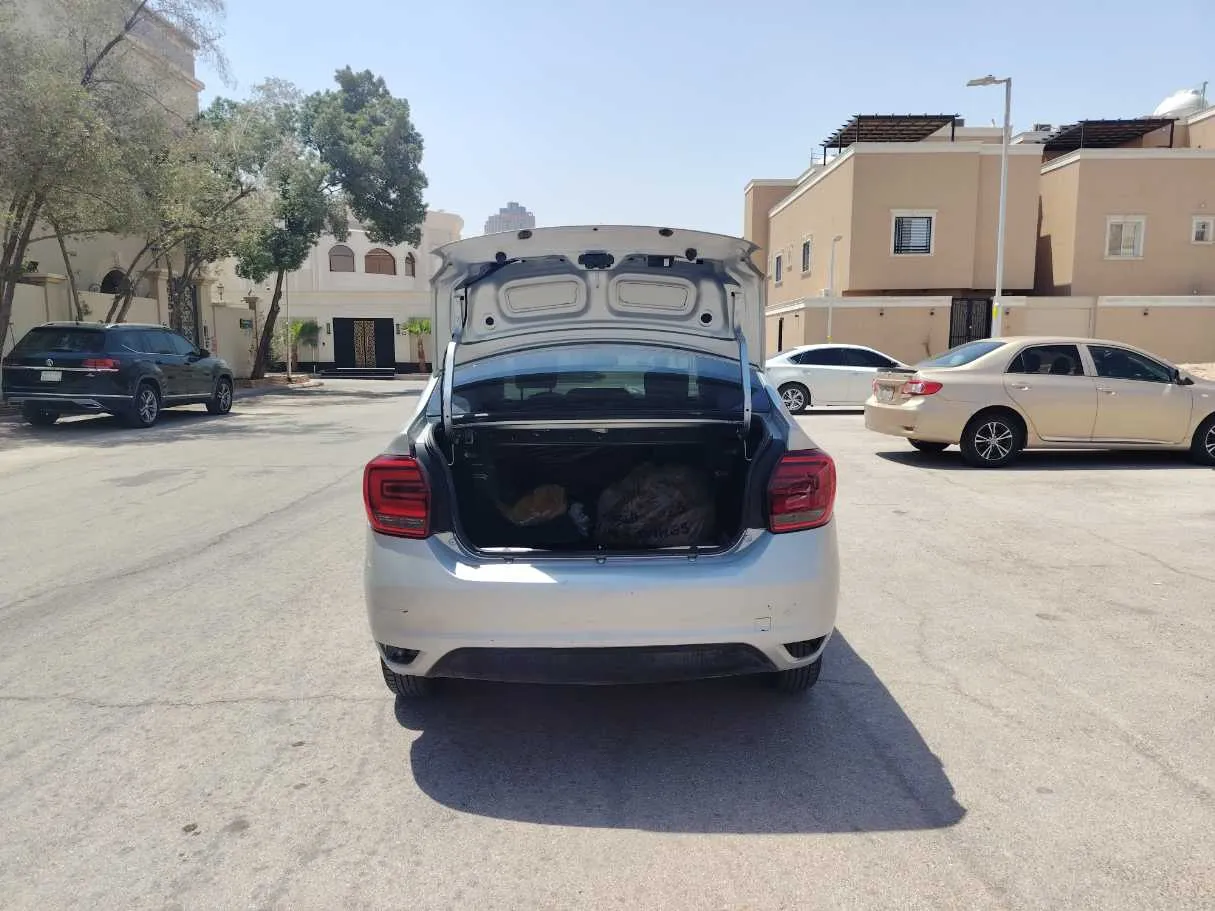 Car image 23
