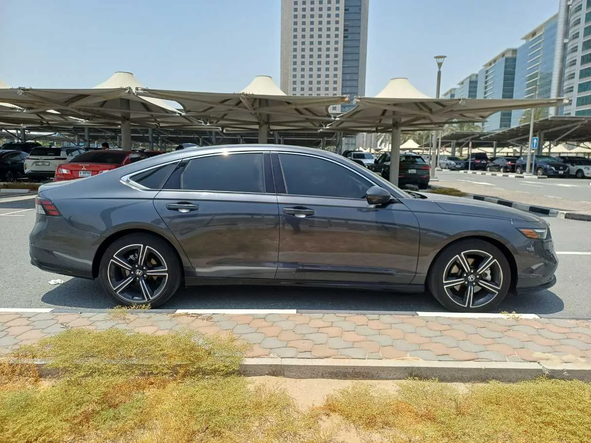 Car image 4