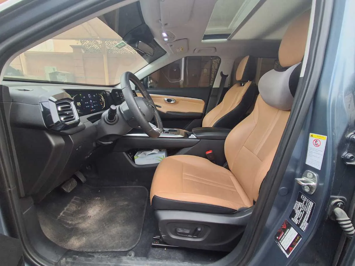 Car image 12