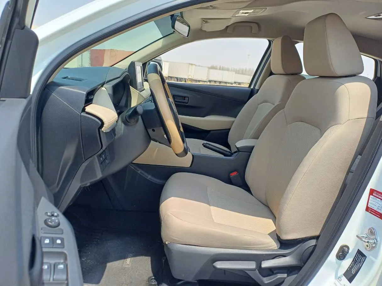 Car image 12