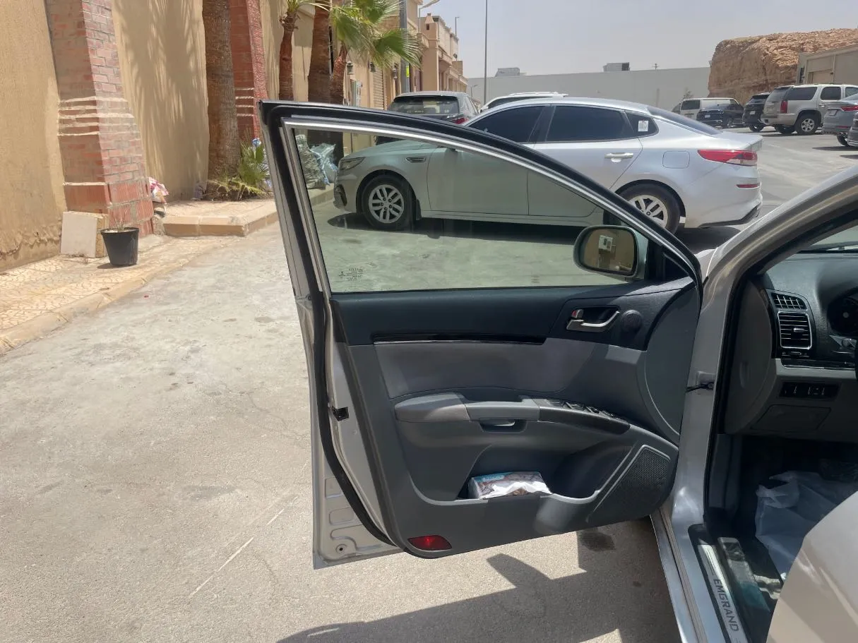 Car image 10