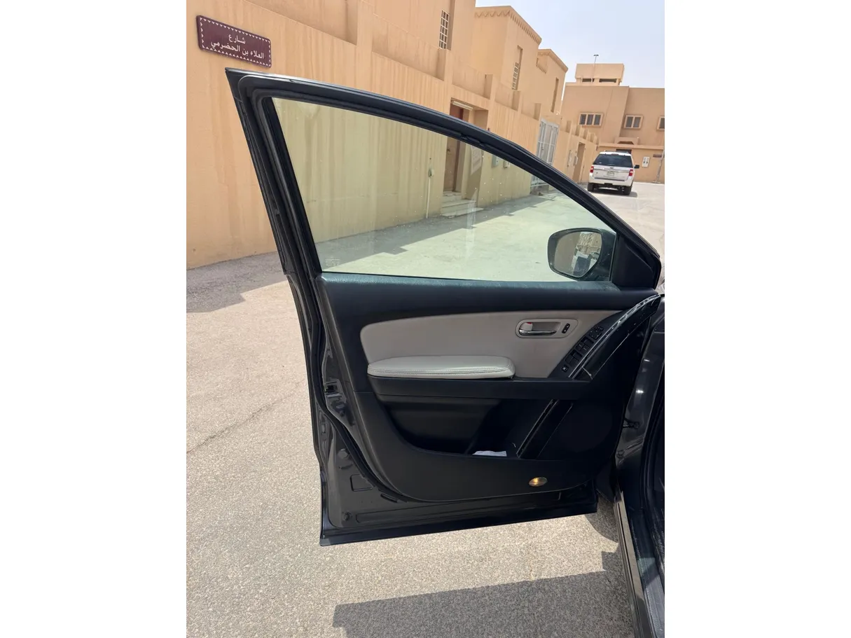 Car image 10